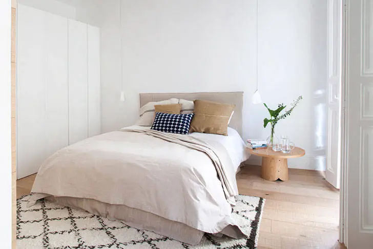 Білі стіни та світле дерево в інтер'єрі квартири в Іспанії - Gallery image 6