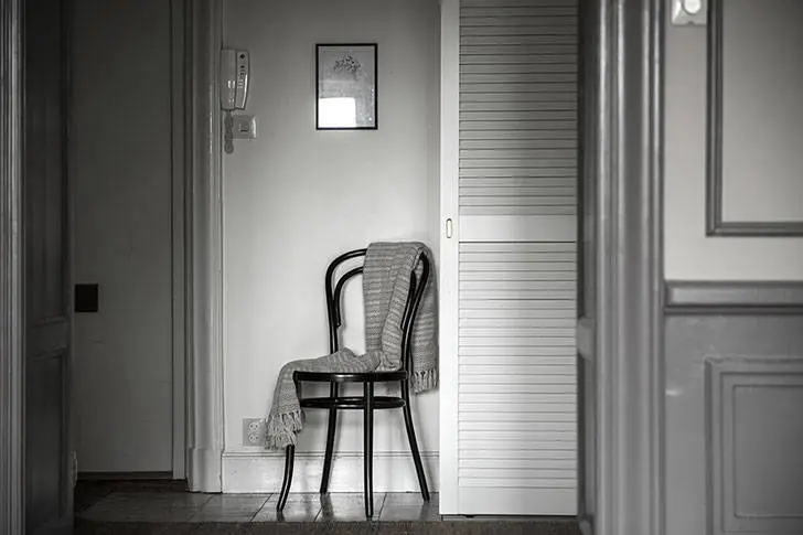 Відтінки сірого в атмосферному інтер'єрі квартири - Gallery image 13