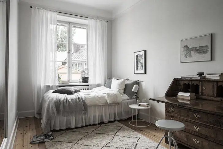 Відтінки сірого в атмосферному інтер'єрі квартири - Gallery image 11