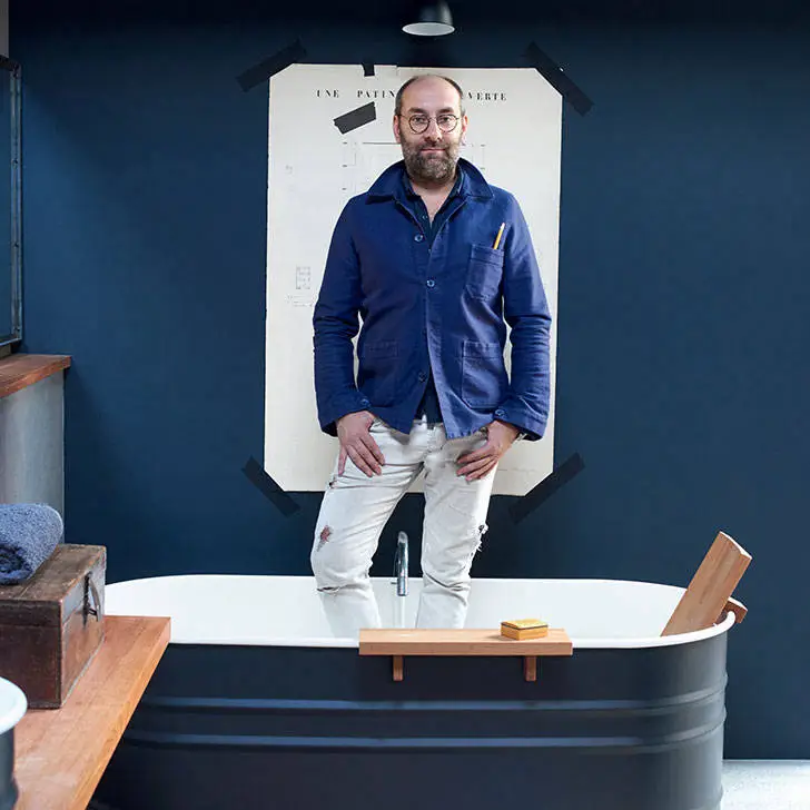 Французький лофт декоратора в темних тонах - Gallery image 9