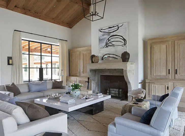 Madera y tonos claros: casa espaciosa en Texas - Gallery image 2