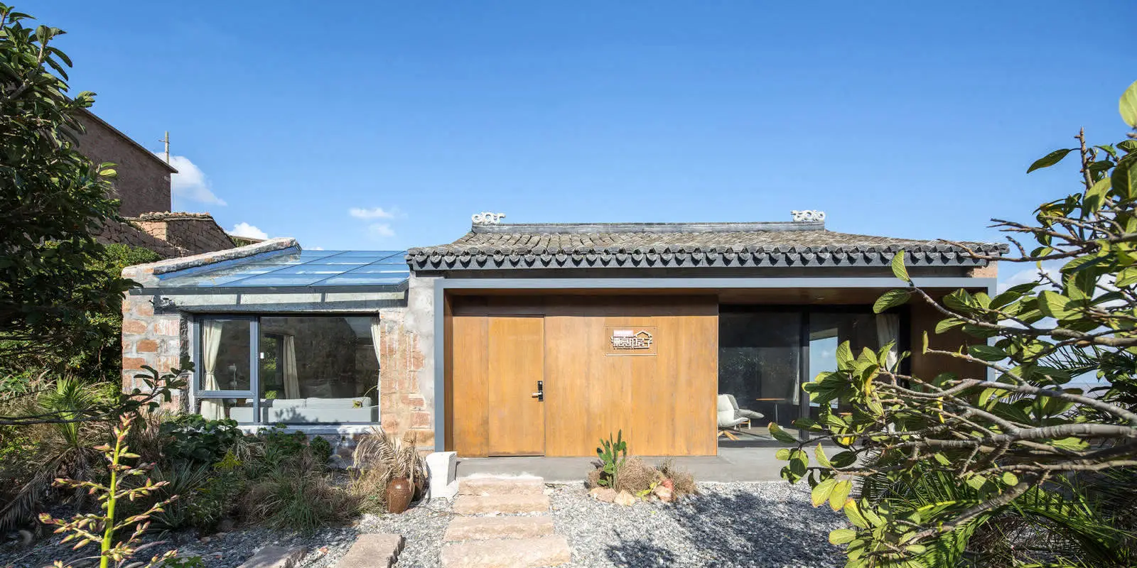 Два старих будинки в Китаї, перетворені на сучасну резиденцію - Gallery image 17