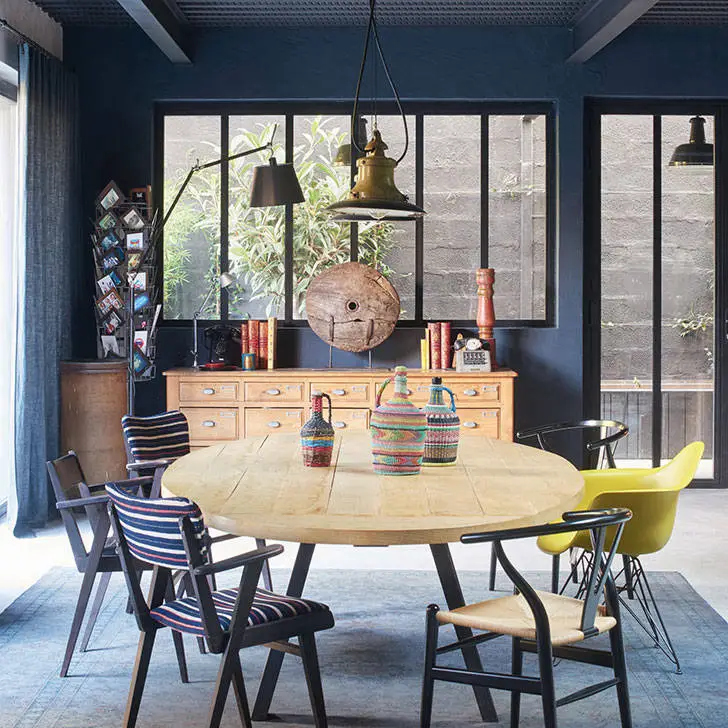 Французький лофт декоратора в темних тонах - Gallery image 0