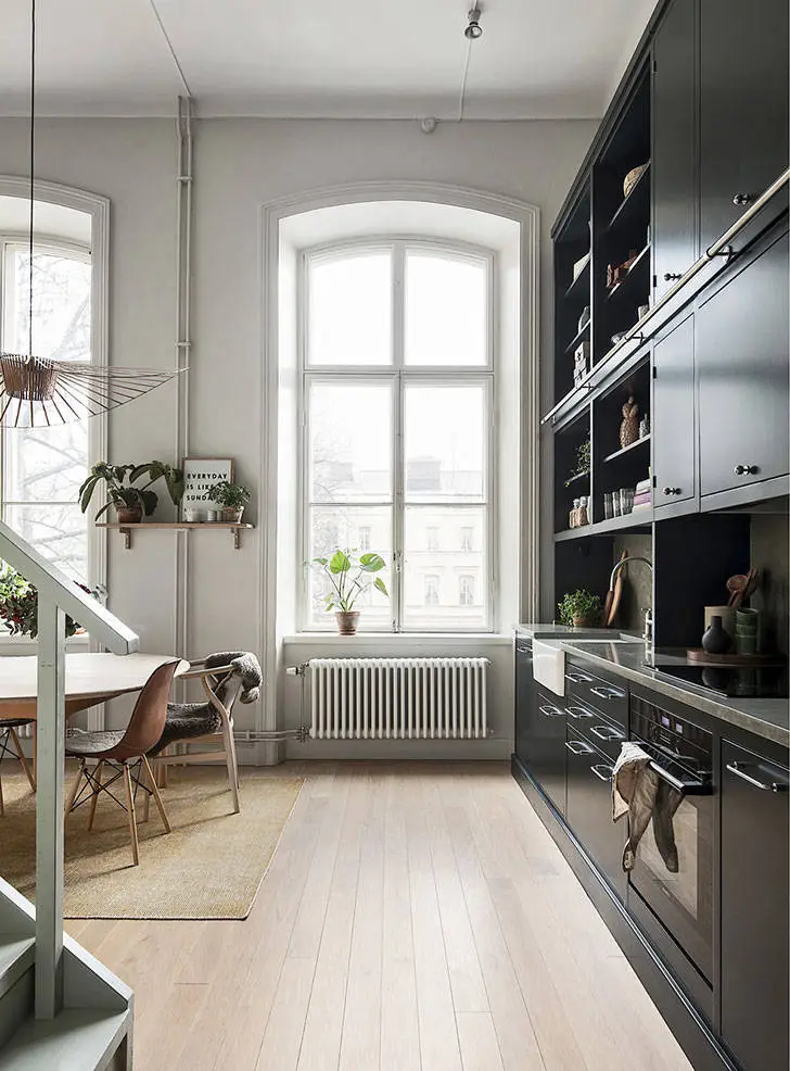 Apartamento con techos altos y dormitorio en ático en Estocolmo - Gallery image 3