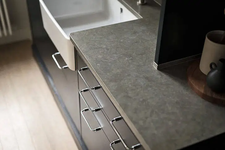 Apartamento con techos altos y dormitorio en ático en Estocolmo - Gallery image 4