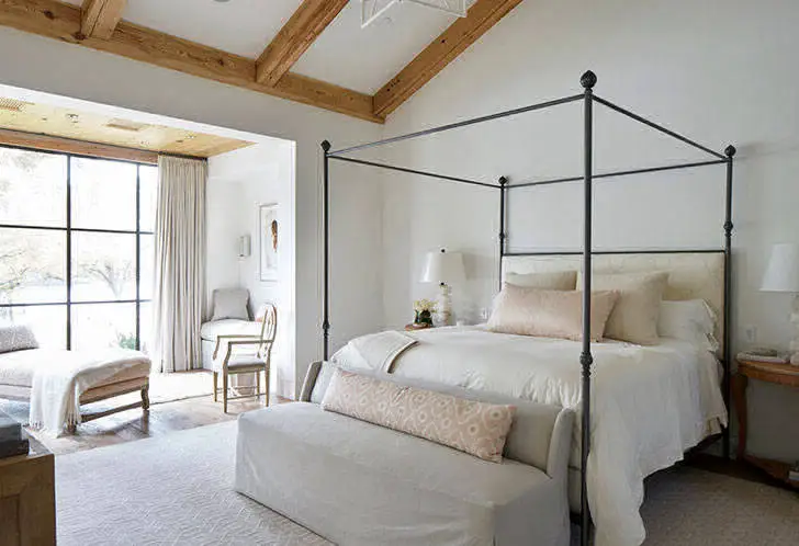 Madera y tonos claros: casa espaciosa en Texas - Gallery image 7