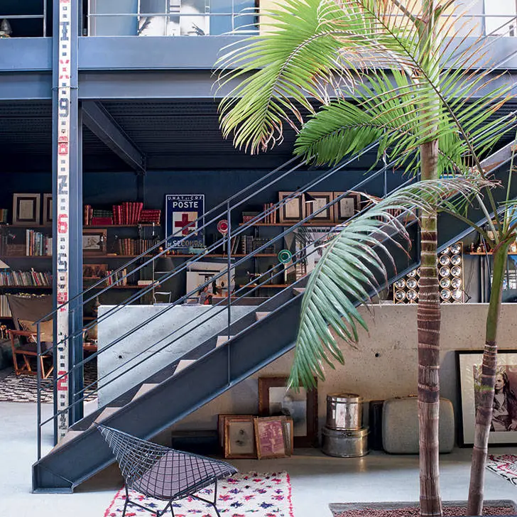 Французький лофт декоратора в темних тонах - Gallery image 5