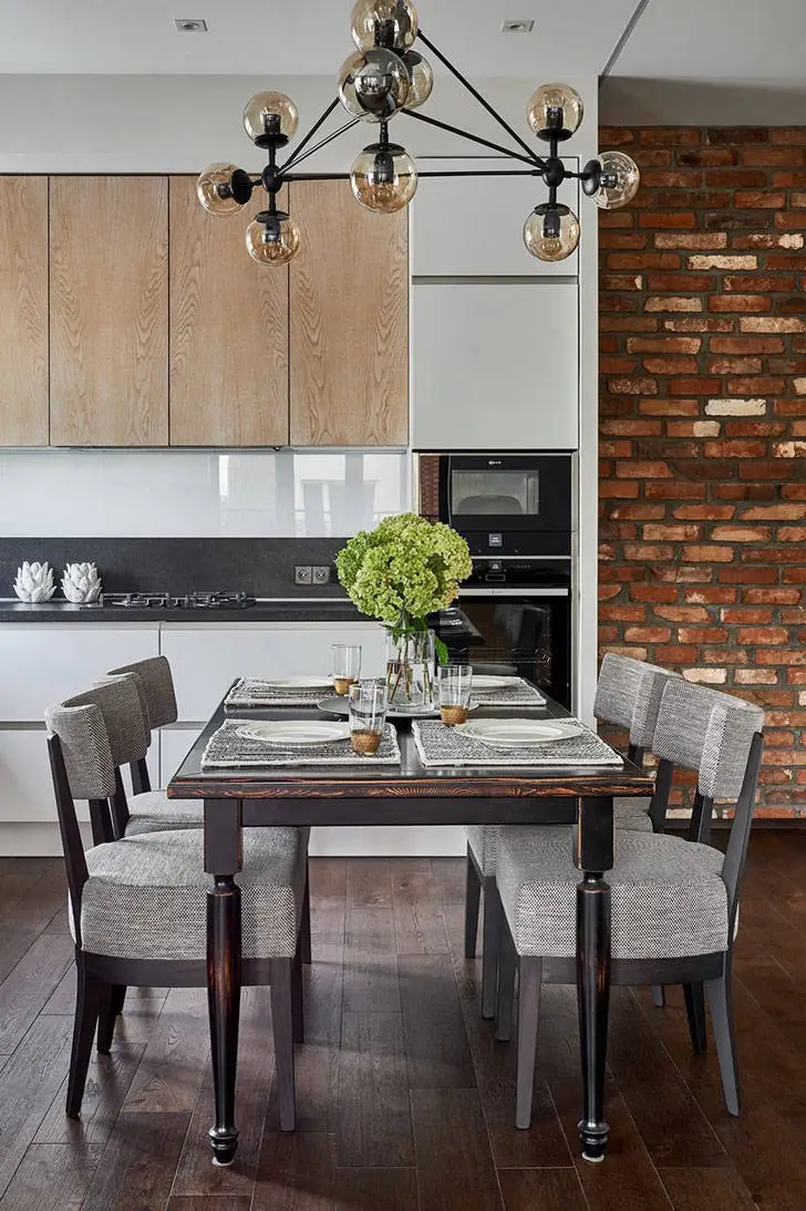 Meuble en cuir et mur en brique : appartement élégant à Moscou - Gallery image 6