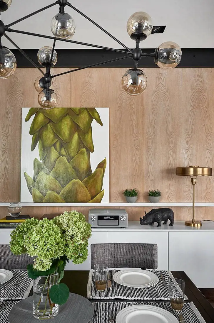 Meuble en cuir et mur en brique : appartement élégant à Moscou - Gallery image 7