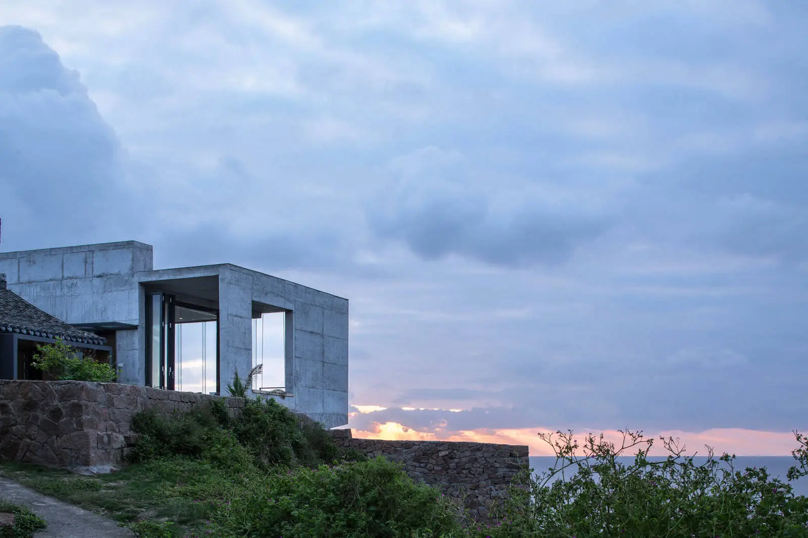 Два старих будинки в Китаї, перетворені на сучасну резиденцію - Gallery image 3