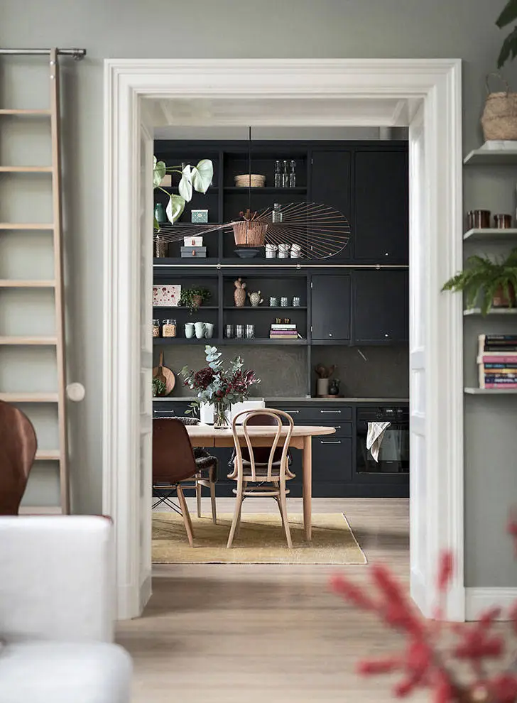 Apartamento con techos altos y dormitorio en ático en Estocolmo - Gallery image 9