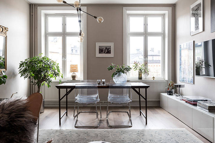 Настенный декор и живые растения: стильная двушка в Стокгольме (60 кв. м)