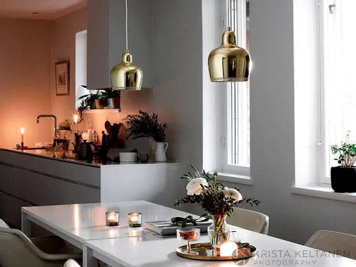 Річний декор у темних відтонах у будинку у Фінляндії - Gallery image 0