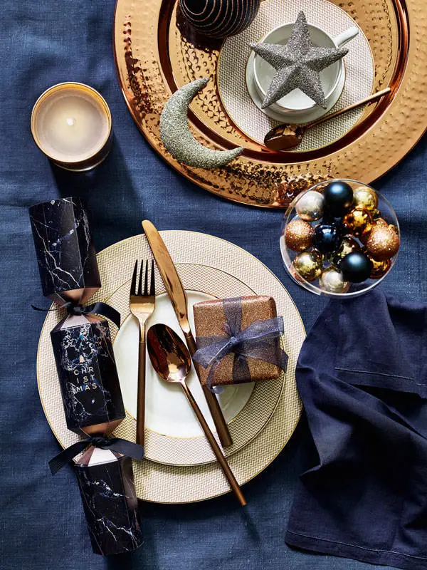 Насичені темні відтінки та святковий інтер'єр: чому б ні? - Gallery image 19