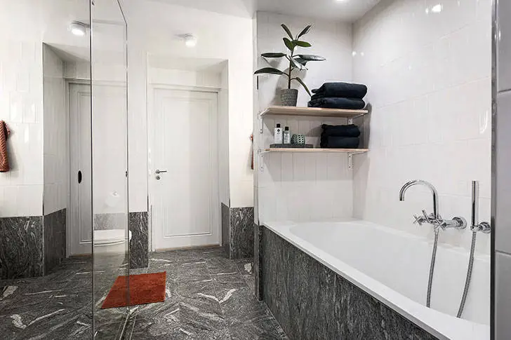 Apartamento con techos altos y dormitorio en ático en Estocolmo - Gallery image 21