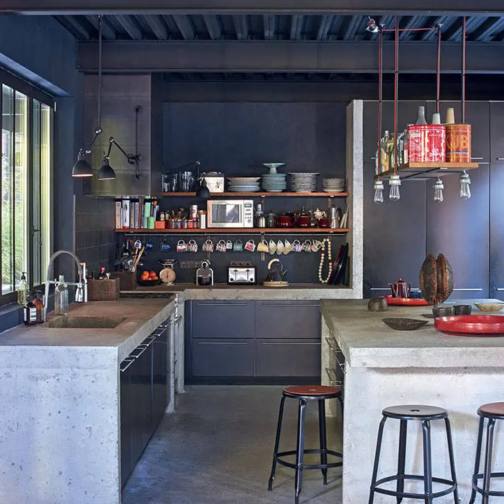 Французький лофт декоратора в темних тонах - Gallery image 1