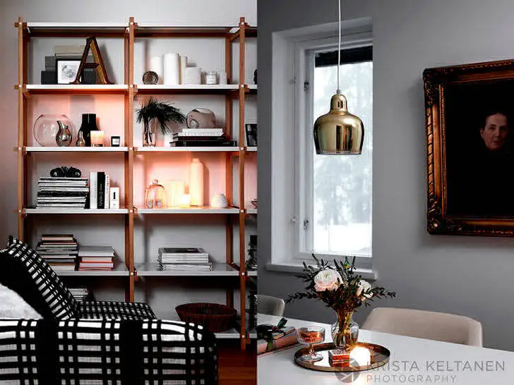 Річний декор у темних відтонах у будинку у Фінляндії - Gallery image 10