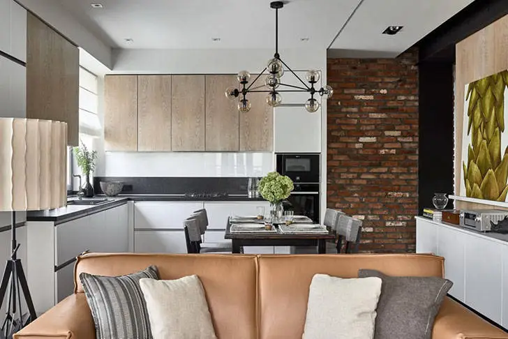 Meuble en cuir et mur en brique : appartement élégant à Moscou - Gallery image 3