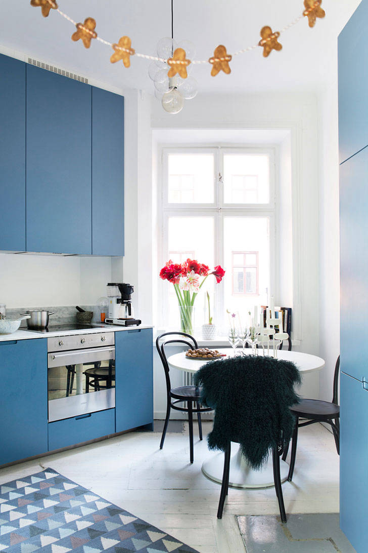 Простота и душевность: нарядная квартира с голубыми акцентами в Стокгольме