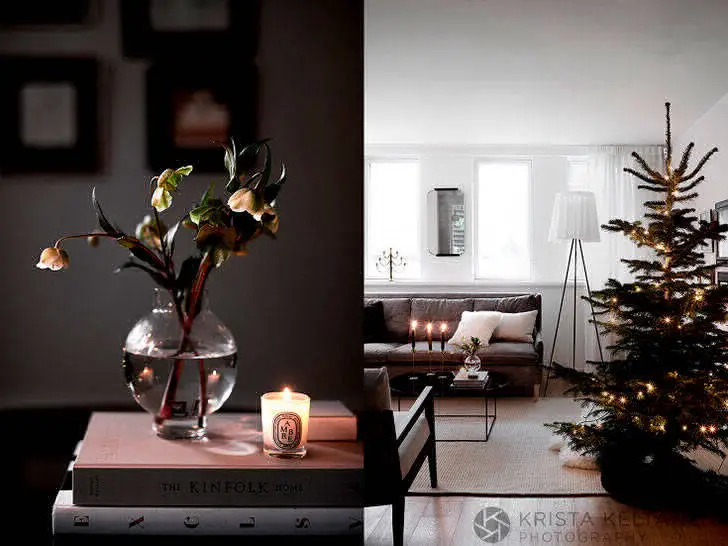 Річний декор у темних відтонах у будинку у Фінляндії - Gallery image 7