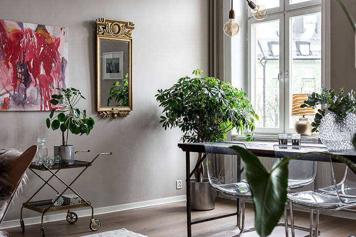 Настенный декор и живые растения: стильная двушка в Стокгольме (60 кв. м)