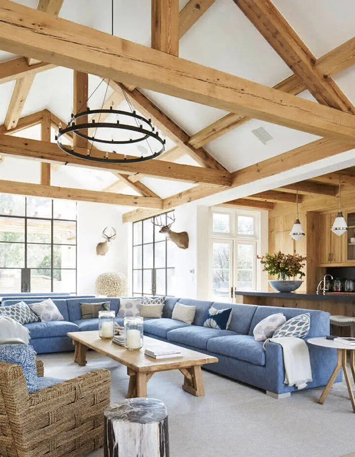 Madera y tonos claros: casa espaciosa en Texas - Gallery image 1