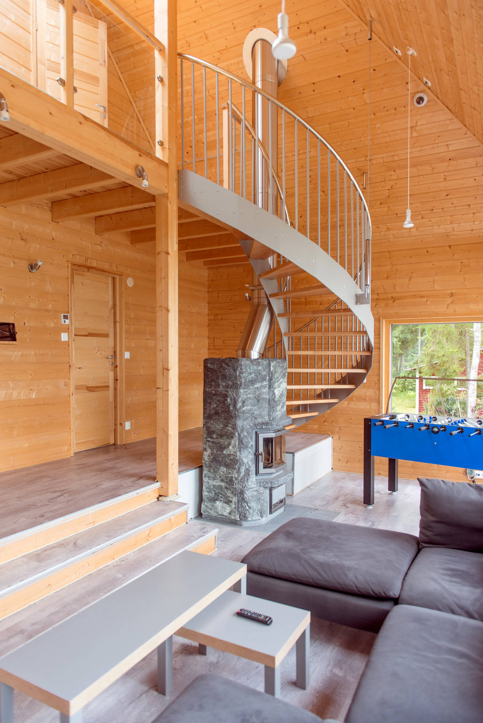 Необычный деревянный дом на берегу озера в Финляндии