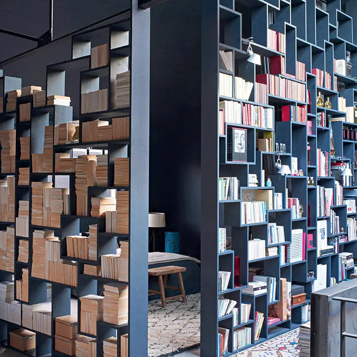 Французький лофт декоратора в темних тонах - Gallery image 4