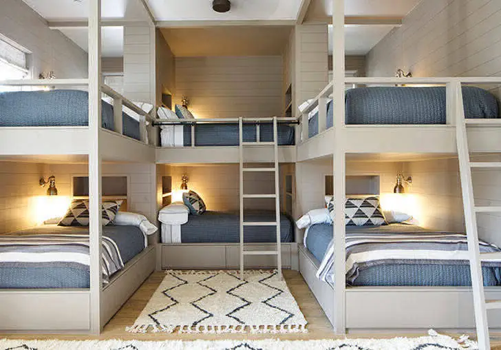 Madera y tonos claros: casa espaciosa en Texas - Gallery image 6