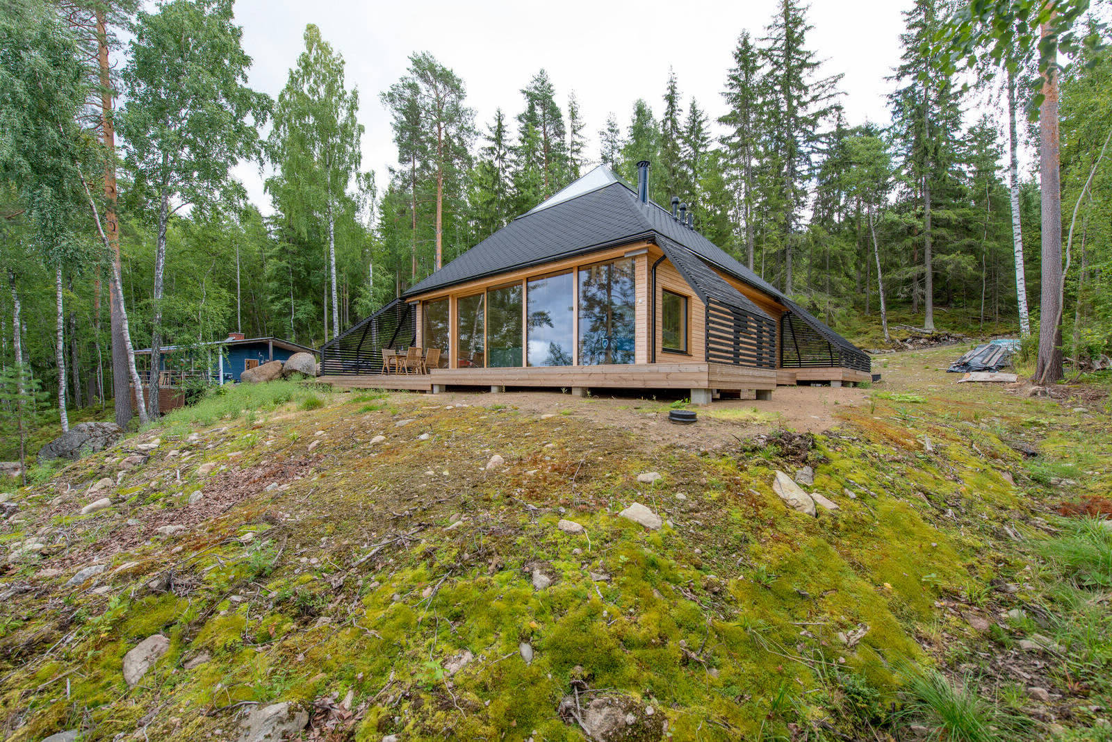 Необычный деревянный дом на берегу озера в Финляндии