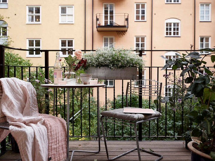 Шведская квартира с нежными розовыми и бордовыми деталями