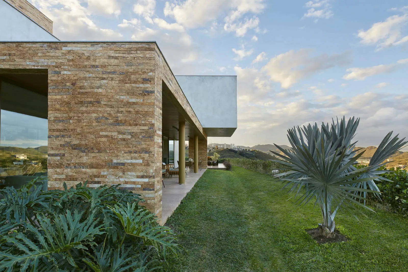 Valley House Residence by David Guerra Studio in Brazil - Gallery image 2