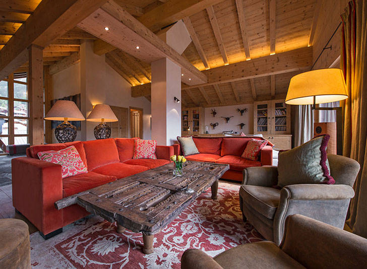 Красный диван и уютный свет: шале в Швейцарских Альпах