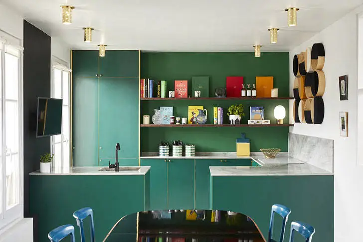 Яскрава квартира з виглядом на даху будинків у Парижі - Gallery image 1