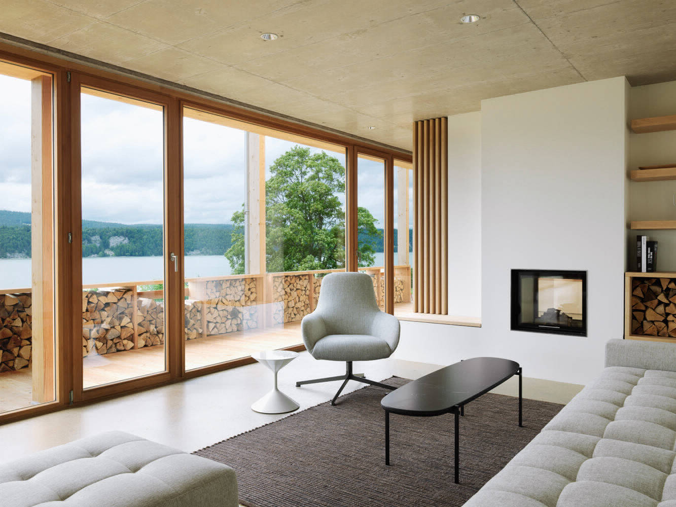 Дом на берегу озера Жу в Швейцарии
