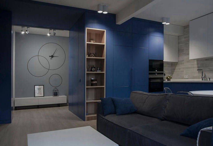 Глубокий синий: стильная небольшая квартира в Запорожье (53 кв. м)