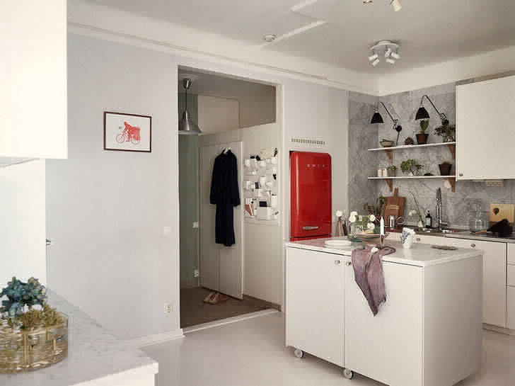 Шведская квартира с нежными розовыми и бордовыми деталями