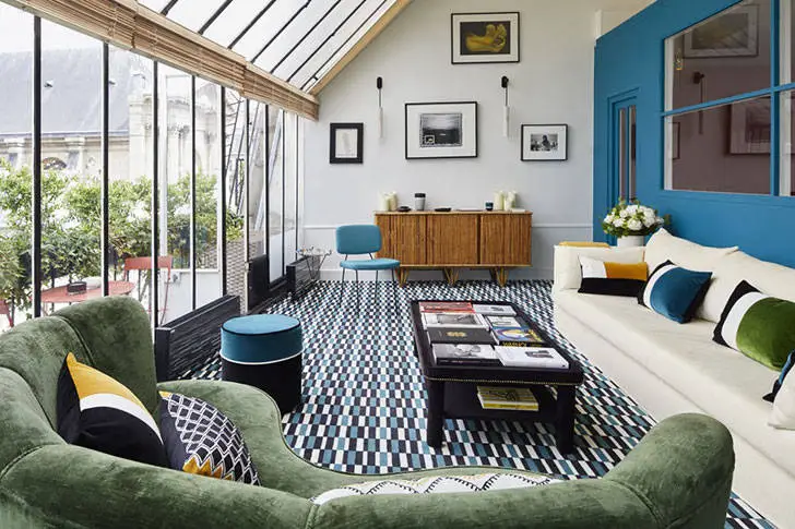 Яскрава квартира з виглядом на даху будинків у Парижі - Gallery image 0