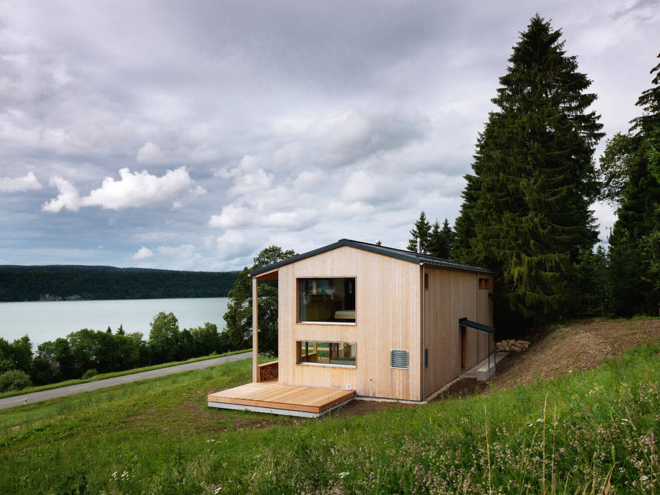 Дом на берегу озера Жу в Швейцарии