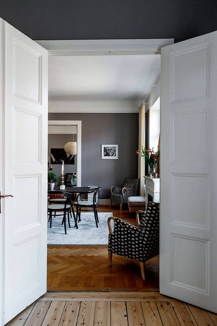 Шведский интерьер с черно-белыми фотографиями в качестве декора (161 кв. м)