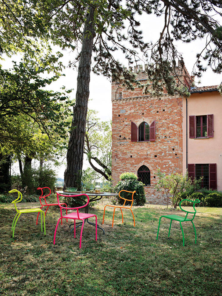 Современный особняк в Италии, окруженный виноградниками