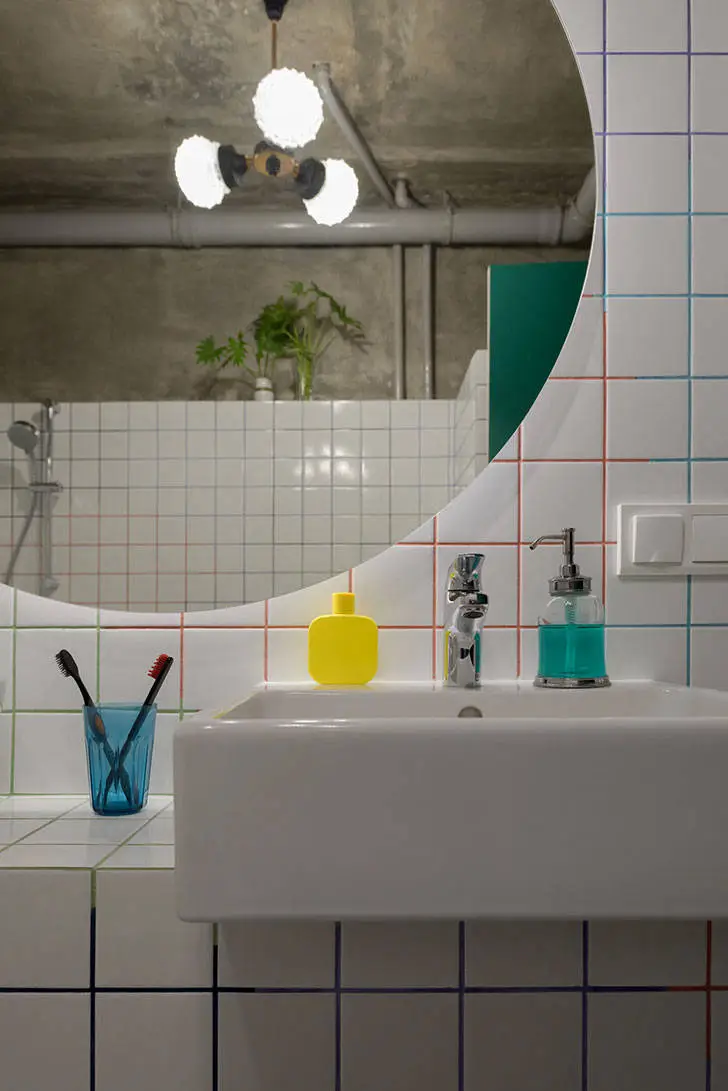 Paint Spilled on Concrete: Creative Apartment in Moscow (59 sqm) - Gallery image 8