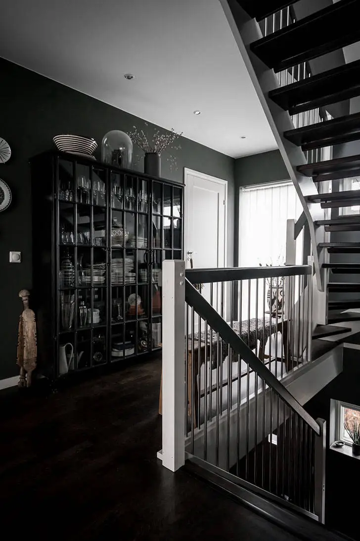 Diseño nórdico sueco con tonos oscuros - Gallery image 17