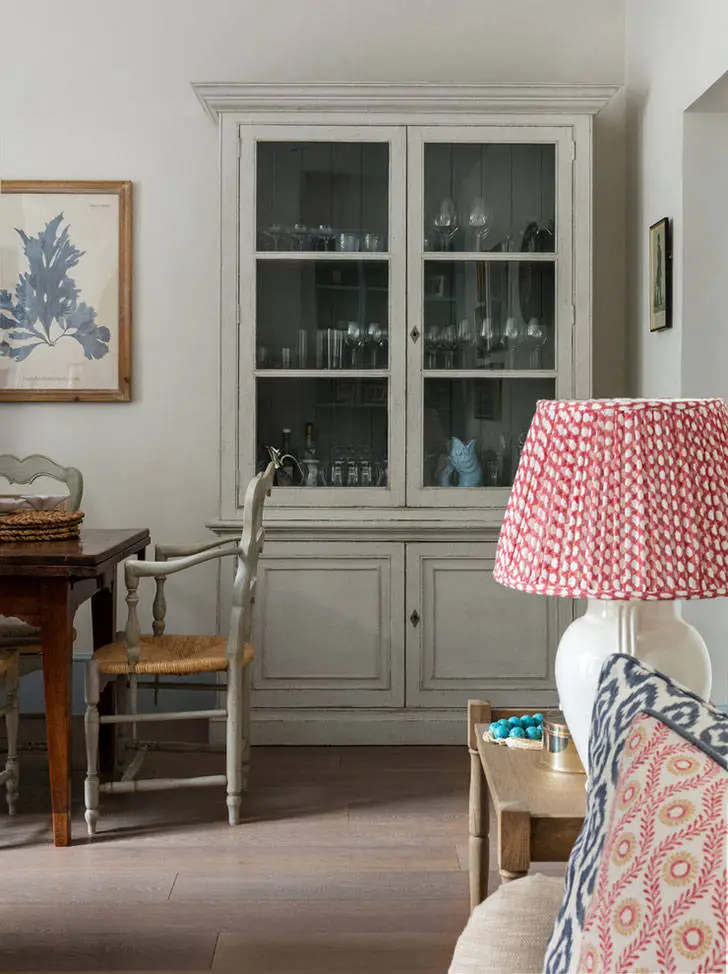 Gemütlicher englischer Interieur in pastellfarbenen Tönen - Gallery image 3