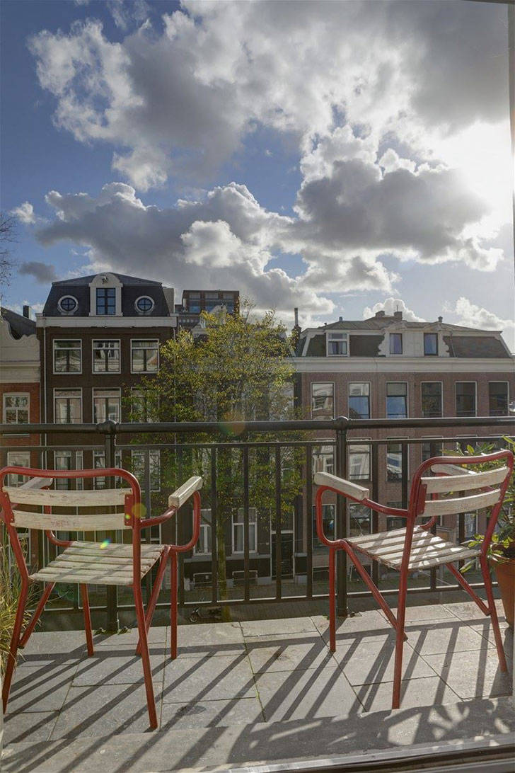 Современные апартаменты с интересным декором в красивом здании в Амстердаме