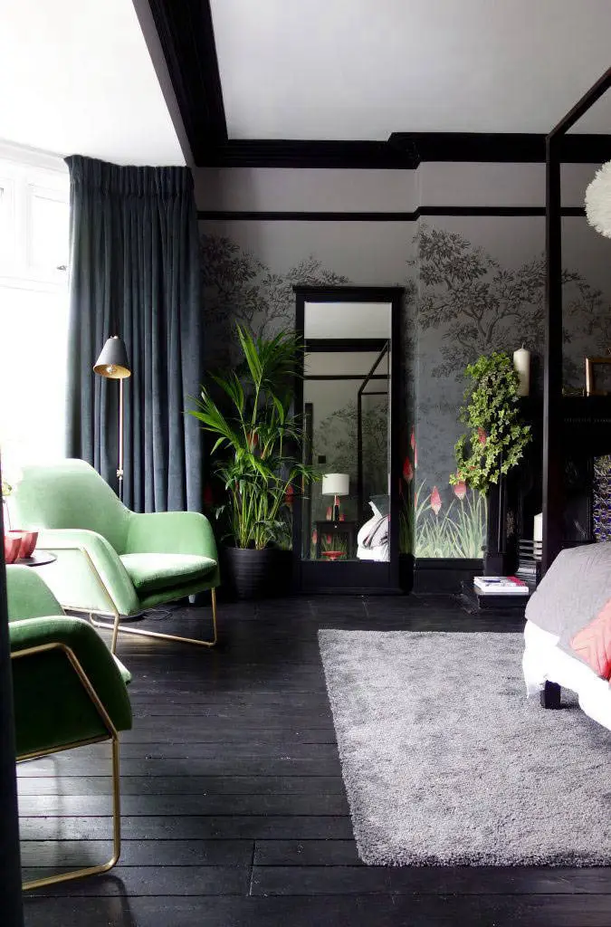 Як у казці: чарівна спальня із сміливою квітковою паперовою обоями - Gallery image 12