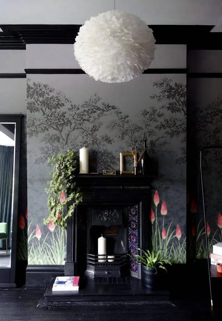 Як у казці: чарівна спальня із сміливою квітковою паперовою обоями - Gallery image 11