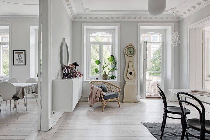 Потолки с лепниной и современная мебель: интересная квартира в Швеции