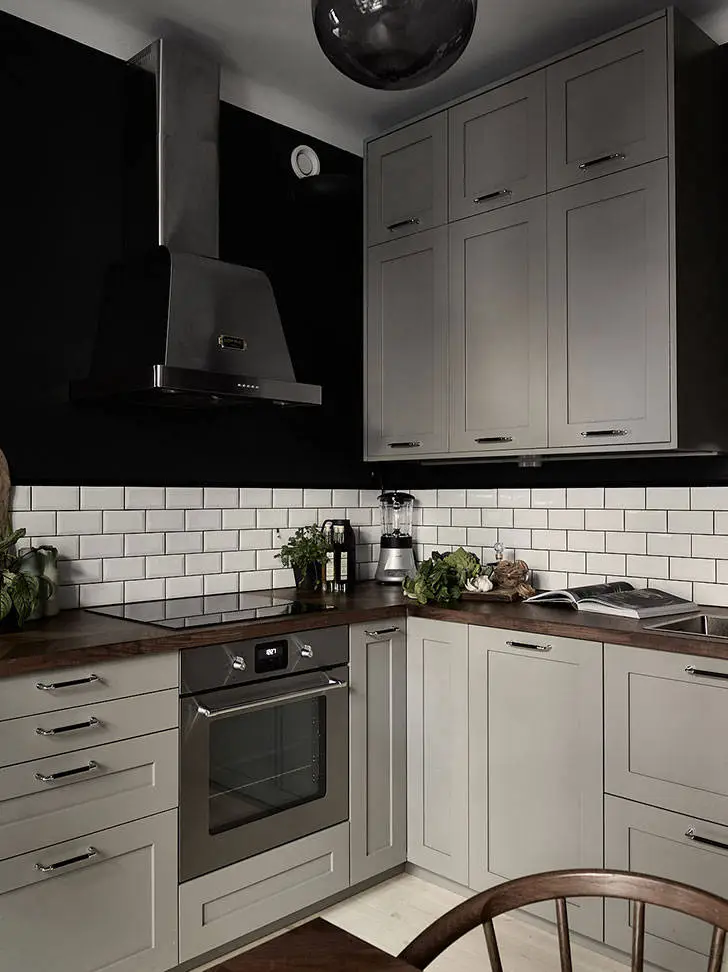 Модні темні відтінки в інтер'єрі квартири в Стокгольмі (50 кв. м) - Gallery image 5