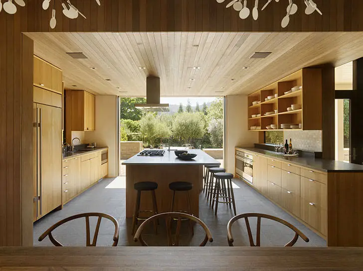 En las sombras de los viñedos y árboles frutales: casa reconstruida en California - Gallery image 2